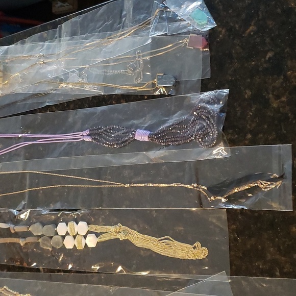 Lot of 20 NWT Long Necklaces, some with earrings. - Picture 4 of 9